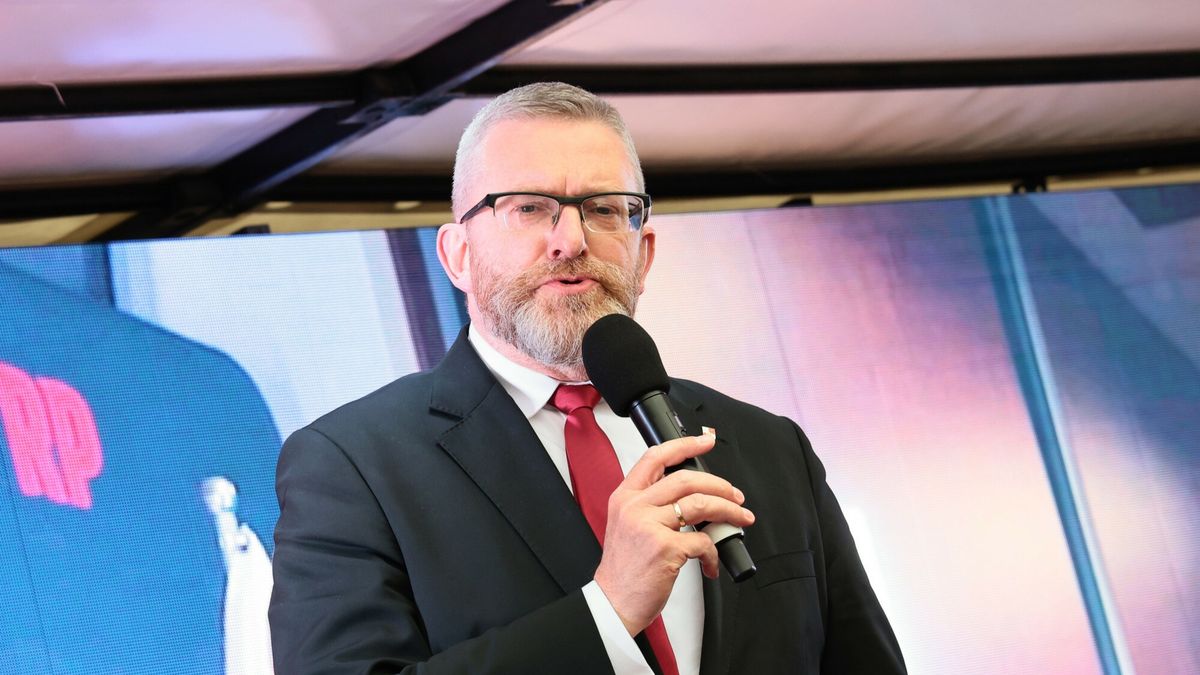 Fina? kampanii Grzegorza Brauna pod Kolumn? Zygmunta
Fot. Anita Walczewska/East News, 16.05.2025. Final prezydenckiej kampanii Grzegorza Brauna (n/z) pod Kolumna Zygmunta, na Placu Zamkowym w Warszawie.
Anita Walczewska