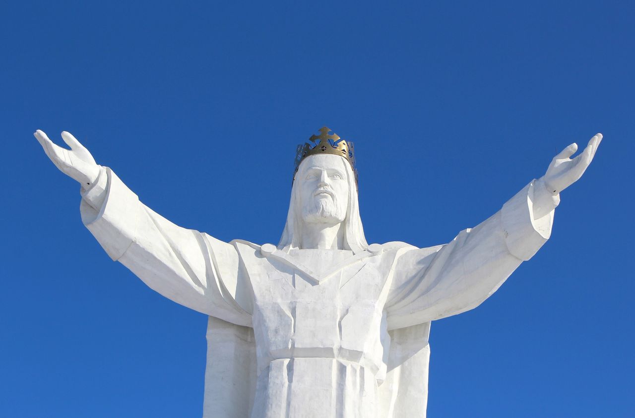 Kupczenie głową Jezusa? Instalacja anten Wi-Fi poruszyła polskich katolików