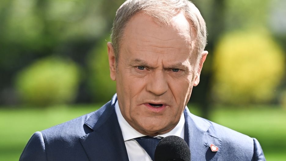 Warszawa, 09.04.2024. Premier Donald Tusk podczas konferencji prasowej po posiedzeniu rządu przed siedzibą KPRM w Warszawie, 9 bm. Rząd przyjął projekt ustawy o wspieraniu rodziców w aktywności zawodowej oraz w wychowaniu małego dziecka "Aktywny rodzic". (jm) PAP/Radek Pietruszka