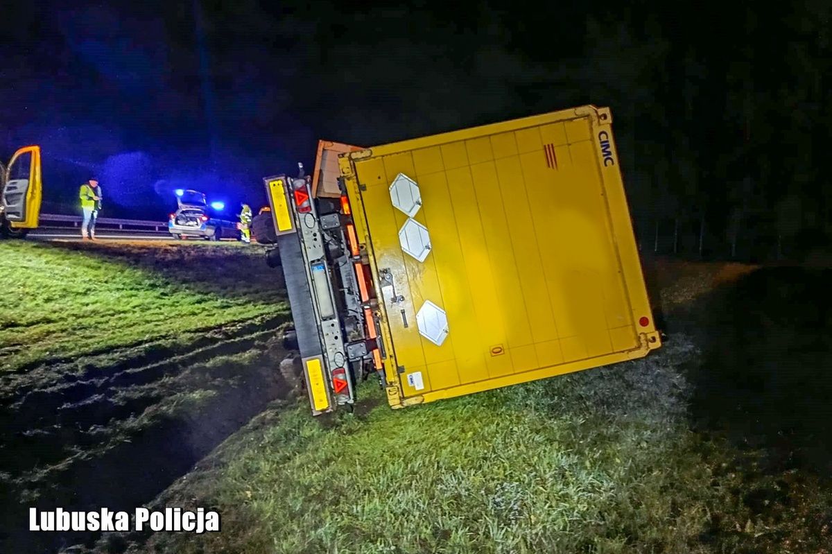 Przewrócił ciężarówkę na autostradzie. Sam ledwo stał na nogach