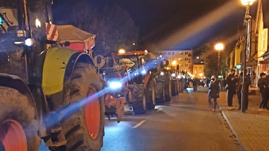 Strajk Kobiet. Sznur ciągników w Nowym Dworze Gdańskim. Rolnicy wsparli kobiety