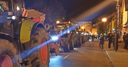 Strajk Kobiet. Sznur ciągników w Nowym Dworze Gdańskim. Rolnicy wsparli kobiety