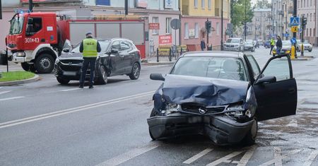 Wypadek na skrzyżowaniu w centrum miasta. Wjechał na czerwonym, za kierownicą opla 94-latek