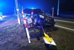 Staranował rogatki pod Sochaczewem. Auto zawisło na sygnalizatorze