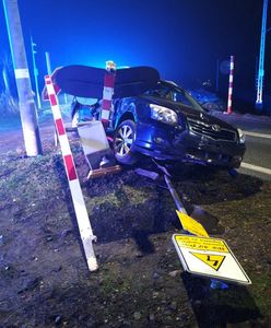 Staranował rogatki pod Sochaczewem. Auto zawisło na sygnalizatorze