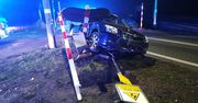 Staranował rogatki pod Sochaczewem. Auto zawisło na sygnalizatorze