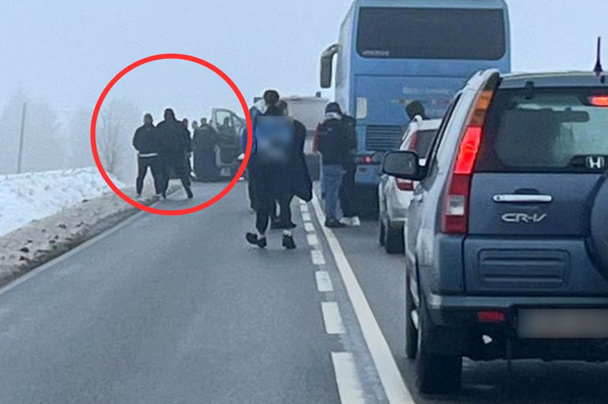 Bójka pseudokibiców na drodze wojewódzkiej. Policja wkroczyła do akcji