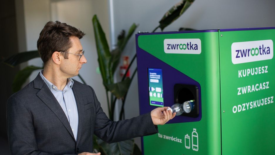 Prezes Zwrotki Aleksander Traple prezentuje, jak działa automat kaucyjny