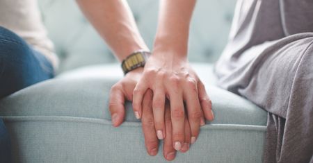 Tak sprawdzisz, czy twój partner jest w tobie wciąż zakochany. Cztery zachowania