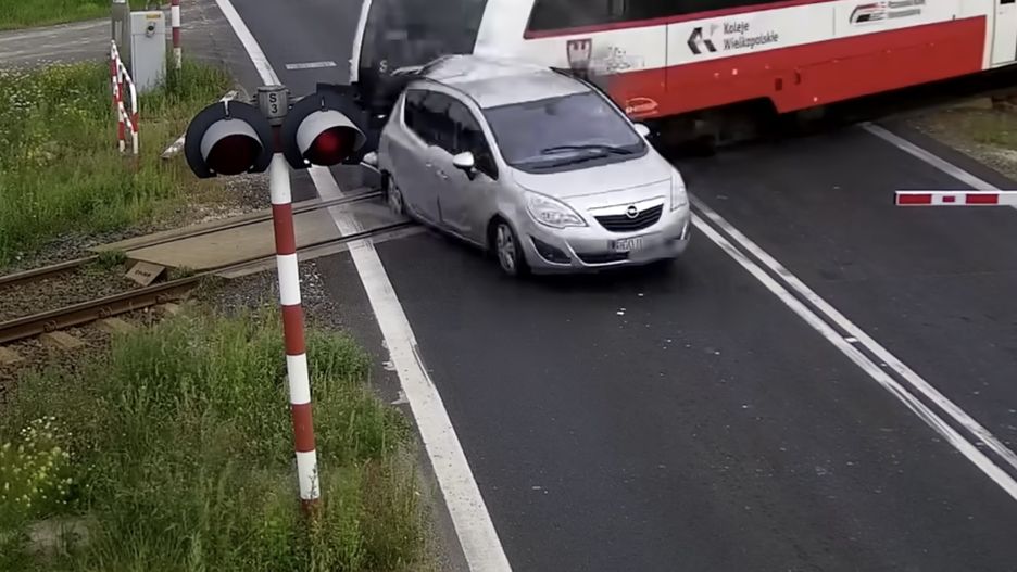 Dramatyczne chwile zarejestrowały kamery na przejeździe kolejowy