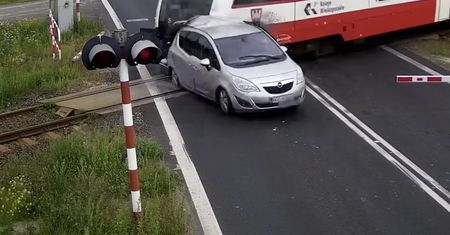 Wypadek na torach. Kierowca wyłamał szlaban