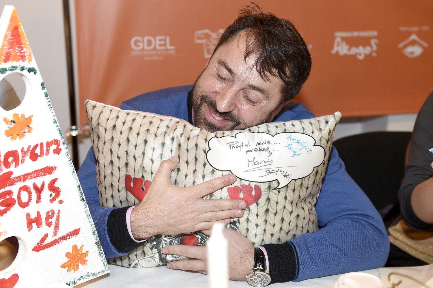 W rozmowie z AKPA piosenkarz zdradził, że rocznie gra od 100 do 150 koncertów, więc imprez ma serdecznie dość. - Nie znoszę hoteli, balowania, więc nawet gdy koncert kończy się po północy, to wsiadamy w samochód i wracamy do domu. Uwielbiam budzić się rano we własnym łóżku - podkreśla w rozmowie z AKPA. Tak mieszka i żyje Marcin Miller, gwiazda disco-polo. Zobaczcie zdjęcia &gt;&gt;&gt;&gt;