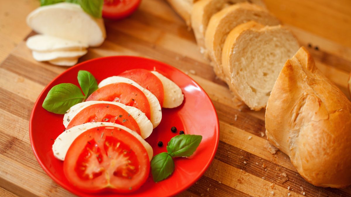 Sałatka z pomidorami ma wiele cennych właściwości zdrowotnych.