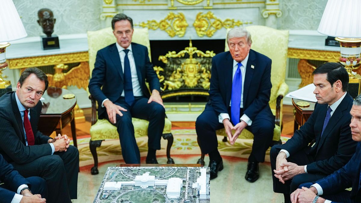 US President Donald J. Trump meets with NATO Secretary General Mark Rutte in the Oval Office of the White House in Washington, DC, USA, 22 October 2025. The leaders met to discuss continued support for Ukraine. EPA/AARON SCHWARTZ / POOL Dostawca: PAP/EPA.