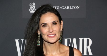 59-letnia Demi Moore pozuje w SKĄPYM bikini i zgarnia komplementy od żony swego byłego męża (FOTO)