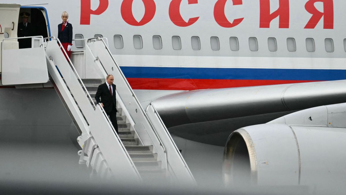 Spotkanie Trump - Putin na Alasce
Russian President Vladimir Putin arrives at Joint Base Elmendorf-Richardson in Anchorage, Alaska, on August 15, 2025. Putin is in Alaska at the invitation of US President Donald Trump in his first visit to a Western country since he ordered the 2022 invasion of Ukraine that has killed tens of thousands of people. (Photo by ANDREW CABALLERO-REYNOLDS / AFP)
ANDREW CABALLERO-REYNOLDS
