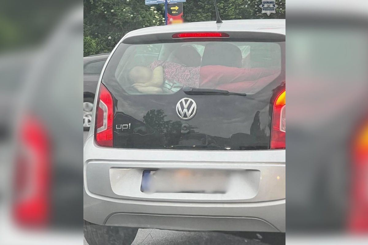 Przewoził córkę na półce bagażnika. Nieodpowiedzialny ojciec stanie przed sądem