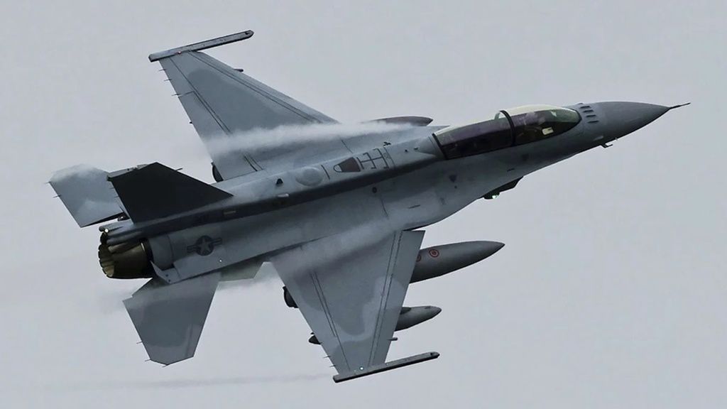 Pierwszy bułgarski F-16 w czasie przylotu do bazy Graf Ignatievo