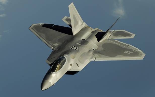 F-22 Raptor - połączenie właściwości stealth z wysokimi osiągami (Fot. Wikimedia Commons)