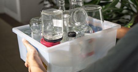 Jak usunąć naklejki ze słoików? Bardzo prosty sposób