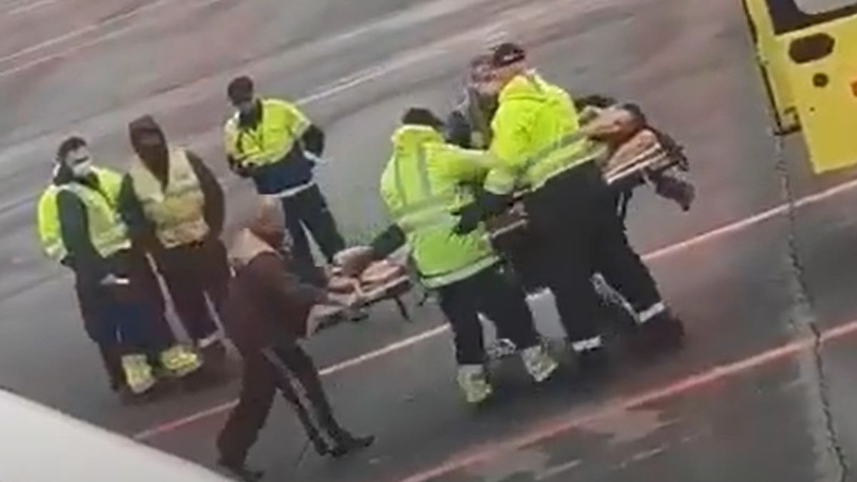 Aleksiej Nawalny transportowany do karetki po tym, jak został otruty nowiczokiem