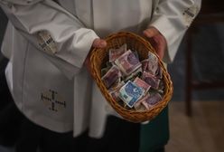 Ile Polacy dają na tacę? Dominuje konkretny banknot