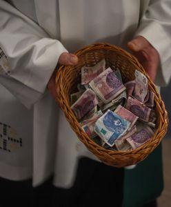 Ile Polacy dają na tacę? Dominuje konkretny banknot