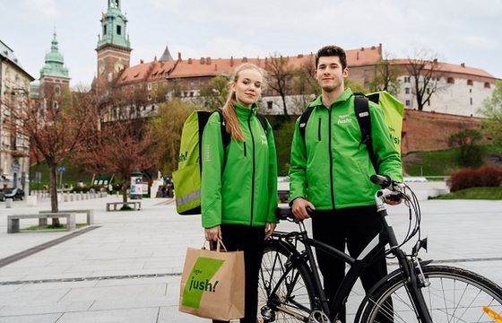 Hot dog z Żabki z dostawą do domu. Ruszyła nowa usługa