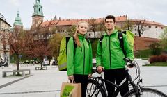 Hot dog z Żabki z dostawą do domu. Ruszyła nowa usługa