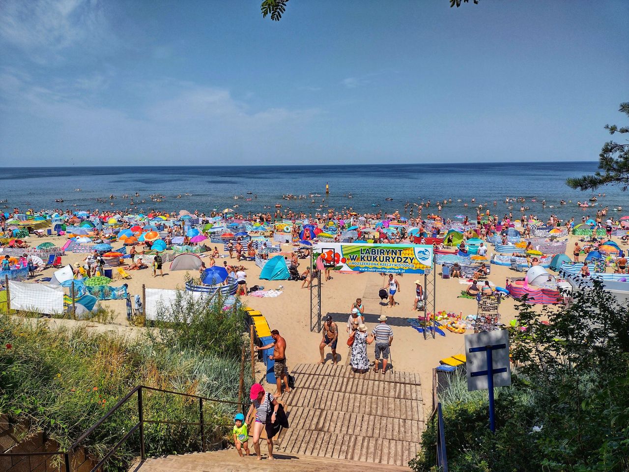 Tłumy na plaży w Stegnie. Niewielki kurort na Mierzei Wiślanej przeżywa w tym sezonie prawdziwe oblężenie