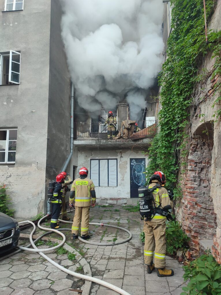 Pożar mieszkania w kamienicy przy ul. Królewskiej w Lublinie