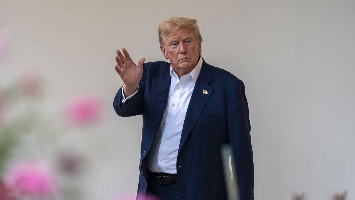 Trump returns to the White House after meeting UK Prime Minister Keir Starmer
epa12271578 US President Donald Trump waves to reporters near the Rose Garden of the White House in Washington, DC, USA, 29 July 2025. The president, returning from a trip to the United Kingdom, stopped to respond to questions about the shooting in Manhattan, the war in Ukraine, and tariffs.  EPA/BONNIE CASH / POOL 
Dostawca: PAP/EPA.
BONNIE CASH / POOL
Prees, Media