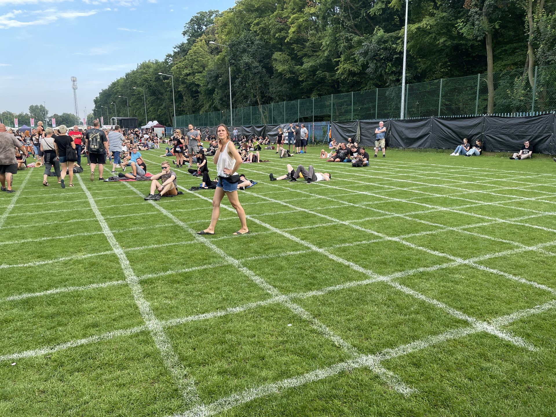 Dystans społeczny na festiwalu to fikcja. Wszyscy zignorowali kwadraty wyrysowane na trawie (Materiały WP)