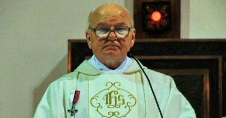 Ksiądz miał zostać honorowym obywatelem miasta. Oskarżano go o pedofilię