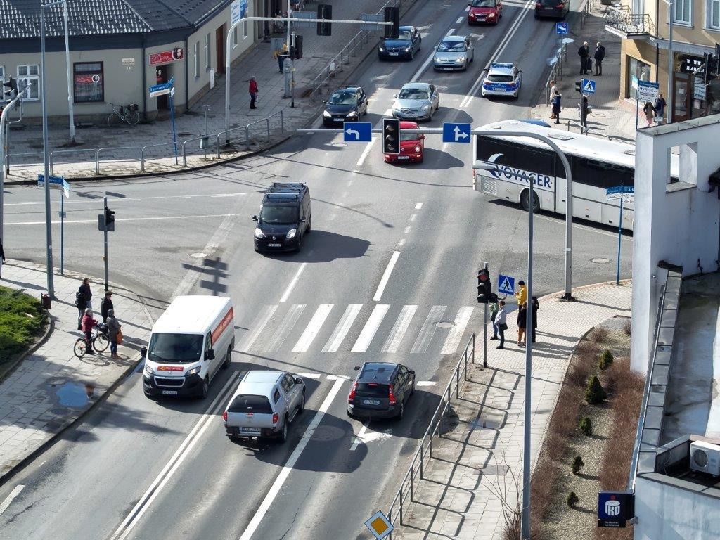 Groźny wypadek w Katowicach: samochód osobowy zderzył się z tramwajem