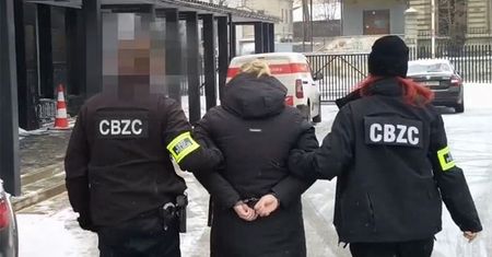 "Sól zamiast elektronarzędzi" – policja rozbiła gang oszustów, którzy okradli ponad 1300 osób na milion złotych