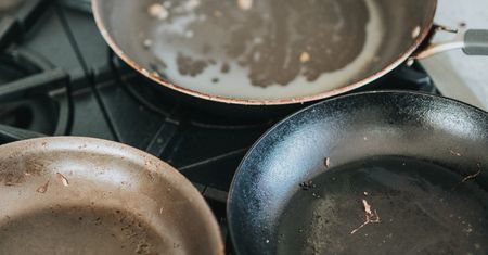 Porysowana patelnia będzie jak prosto ze sklepu. Wsyp i podgrzej
