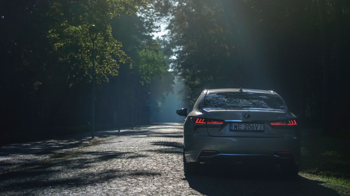 Możesz mieć najlepsze systemy, podłokietnik sterowany elektrycznie i grzanie wszystkich miejsc siedzących, kamery z każdej strony auta, a co za tym idzie – metkę ze sporą sumą, ale tak długo, jak w twoim aucie nie będzie detali, które robią "łał", nadal będziemy mówić najwyżej o za drogim pseudopremium.