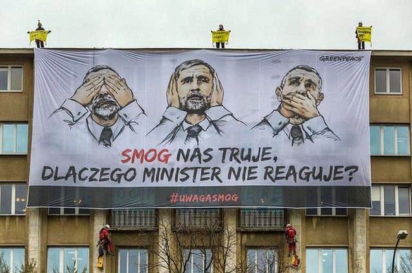 Wielki transparent na Ministerstwie Środowiska. "Smog nas truje"