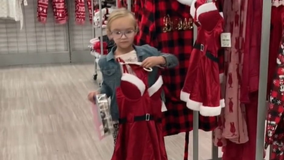 Dziewczynka myślała, że znalazła sukienkę na święta. Nagranie hitem sieci