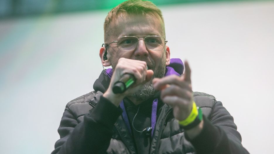 Radomski raper Piotr KęKę Siara rozpoczął przygodę ze streamingiem. Można go znaleźć na takich platformach, jak Kick i TikTok.