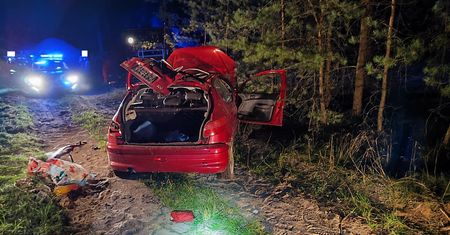Pijany dachował małym peugeotem. Wiózł sześcioro dzieci