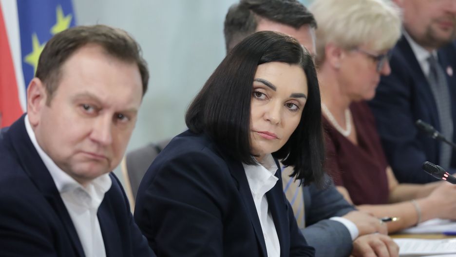Warszawa, 19.02.2024. Przewodnicząca komisji, posłanka Trzeciej Drogi Magdalena Sroka (2L) i zastępca przewodniczącej, poseł Lewicy Tomasz Trela (L) na posiedzeniu komisji śledczej ds. Pegasusa w Sejmie w Warszawie, 19 bm. (ad) PAP/Tomasz Gzell