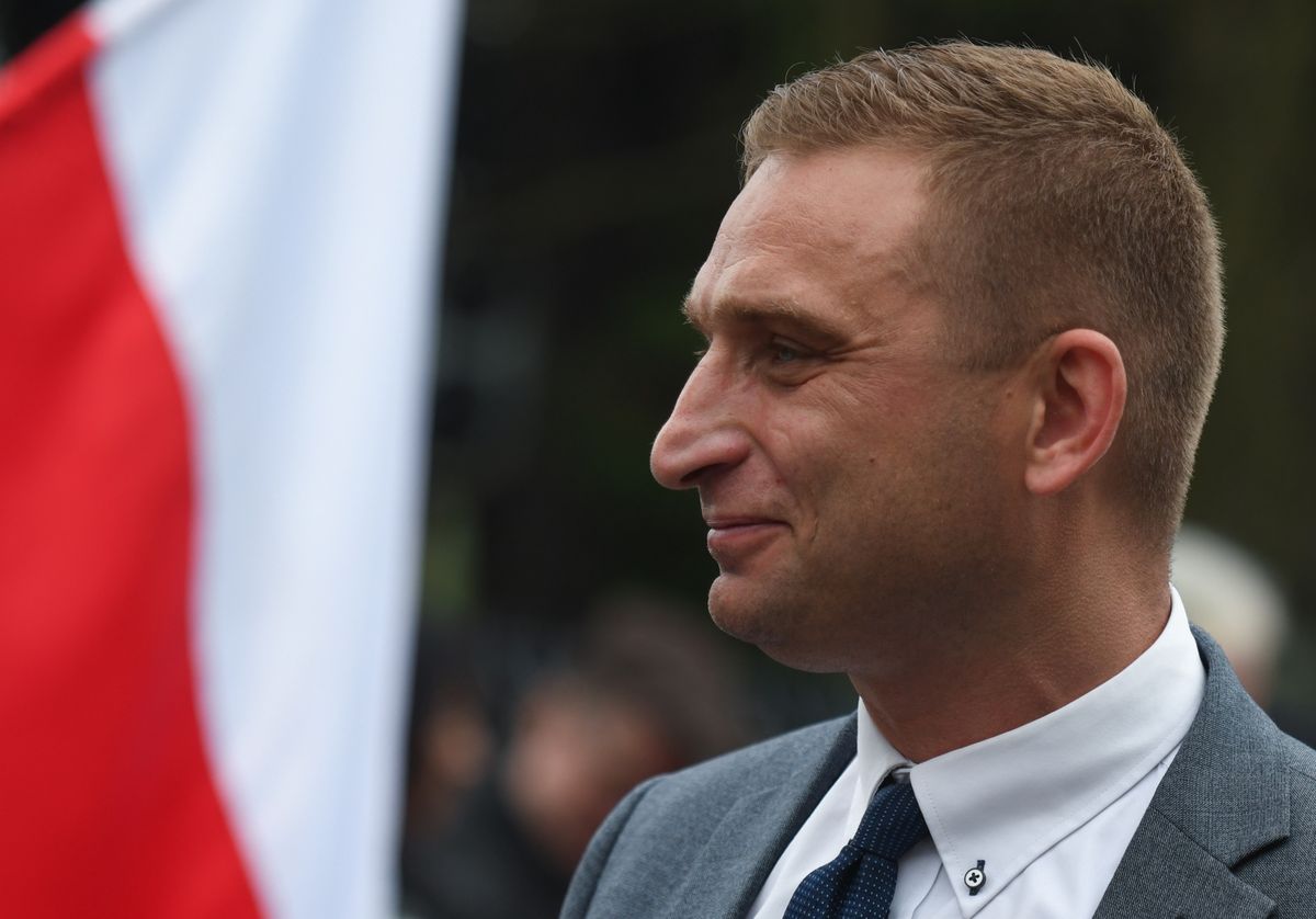 Robert Bąkiewicz rzadko się uśmiecha. Częściej jest groźny, zdenerwowany i niezadowolony  (Photo by Artur Widak/NurPhoto via Getty Images)