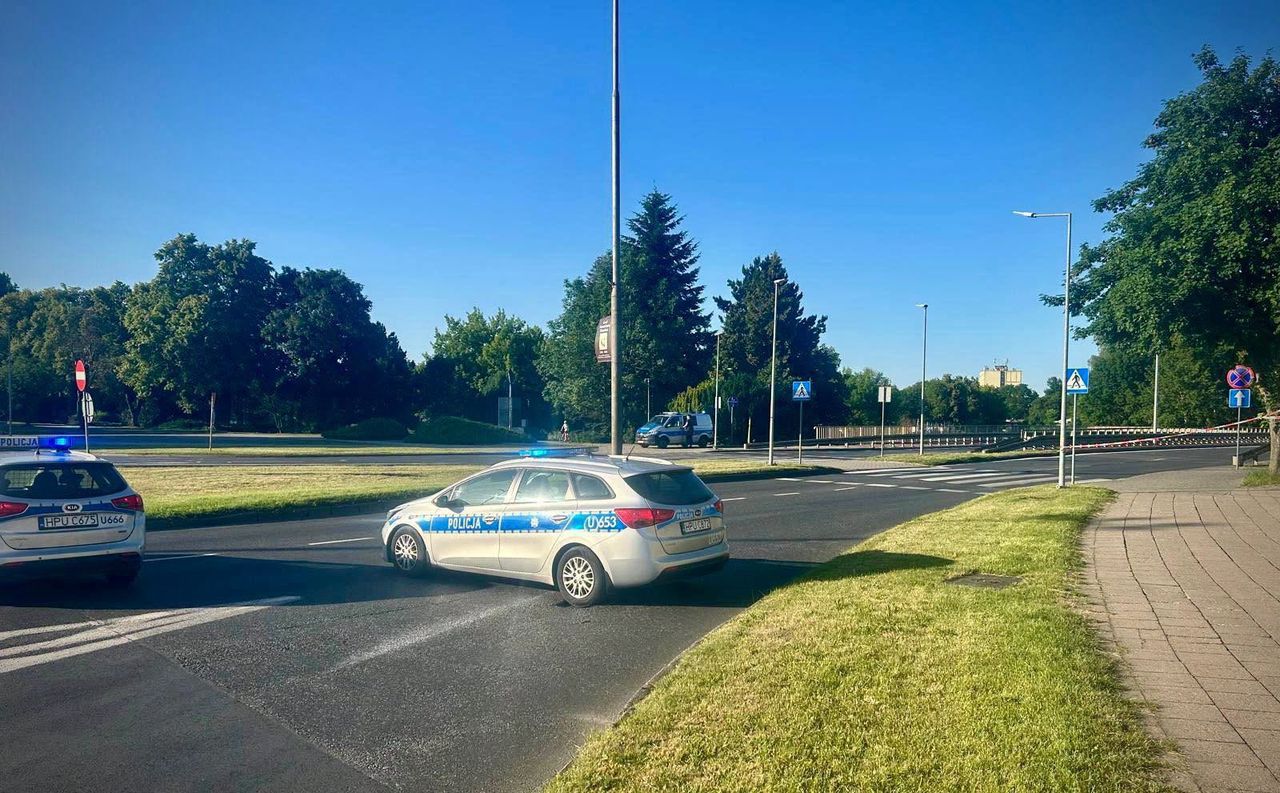 Granat z czasów II wojny światowej pod mostem w Pile. Przeprawa została zamknięta