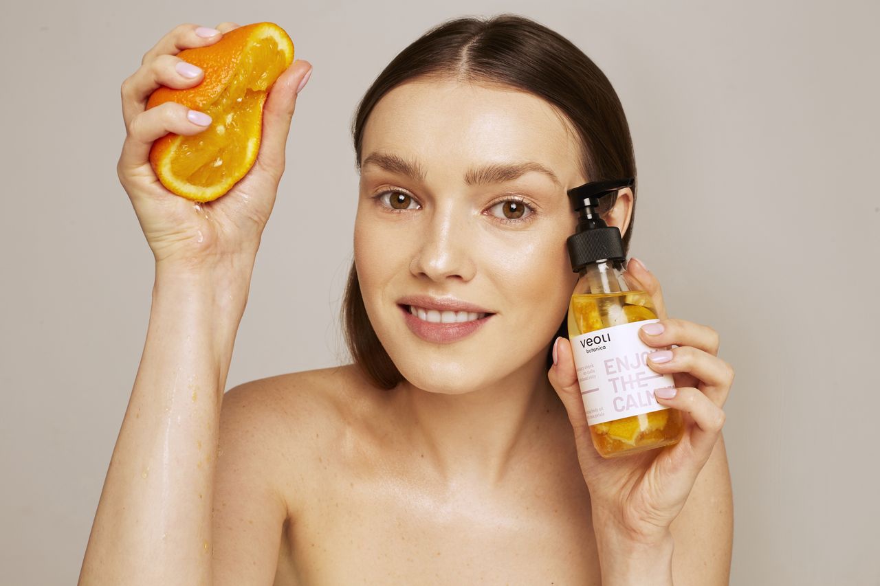 Odmładzająca pielęgnacja kosmetykami naturalnymi  z odżywczym koktajlem botanicznych olei