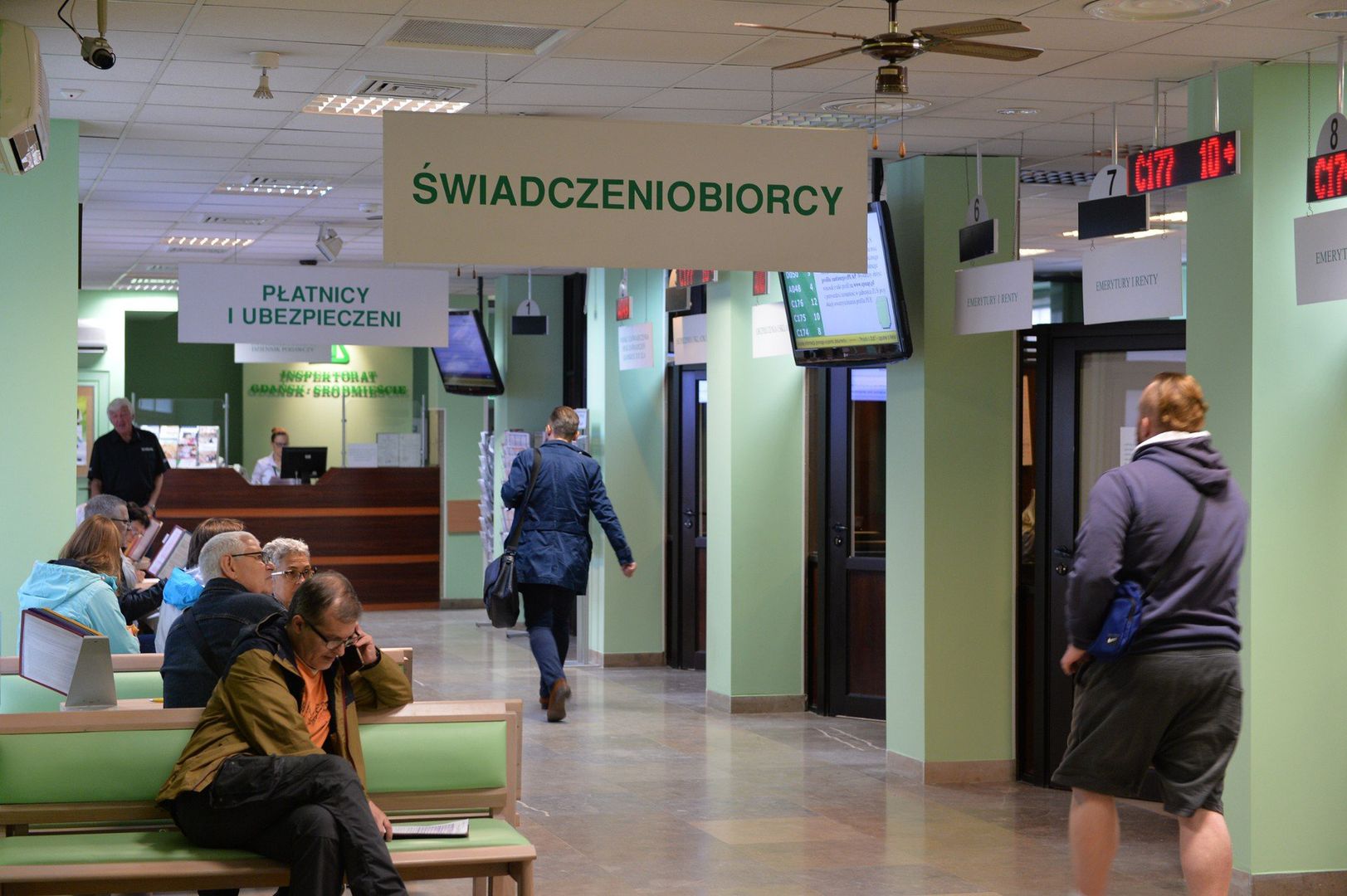 14. emerytura jest wypłacana razem z podstawowym świadczeniem emerytalnym, czyli w terminach, w których ZUS wypłaca zwykłe świadczenie.Warto wiedzieć, że w 2025 roku 14. emerytura jest wypłacana po waloryzacji świadczeń podstawowych, czyli po ich podwyżce.