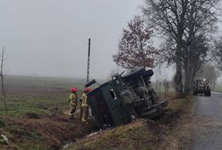 Wojskowy pojazd w rowie. Jedna osoba w szpitalu