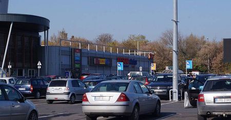 Uwaga, zboczeniec w toalecie! Podgląda kobiety, które korzystają z toalety