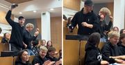 Zaczął tupać i klaskać na wykładzie, a studenci dołączyli. Nowy trend na TikTok’u